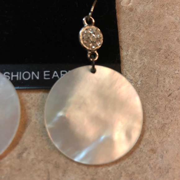 Real Seashell Round Dangle Earrings New - Picture 2 of 3